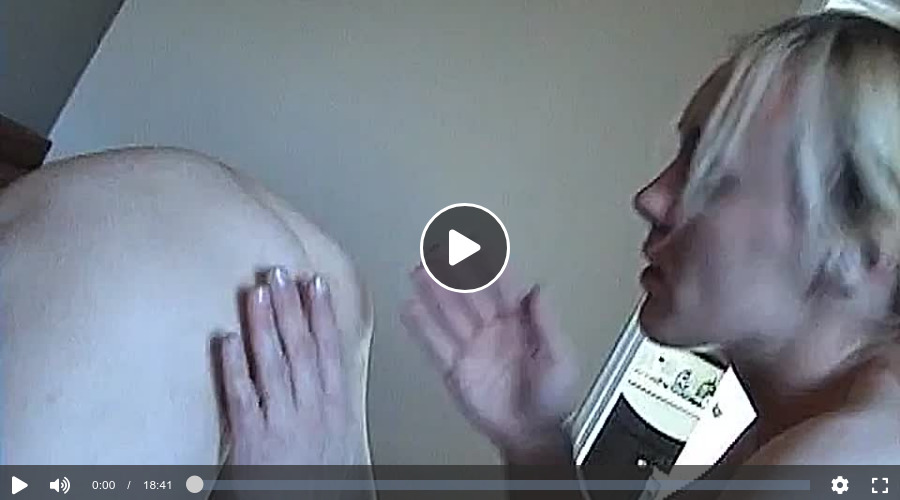 Im Bett haben die Lesben geilen Sex